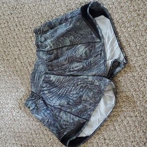 Lululemon Hotty Hot Shorts tall sz 6